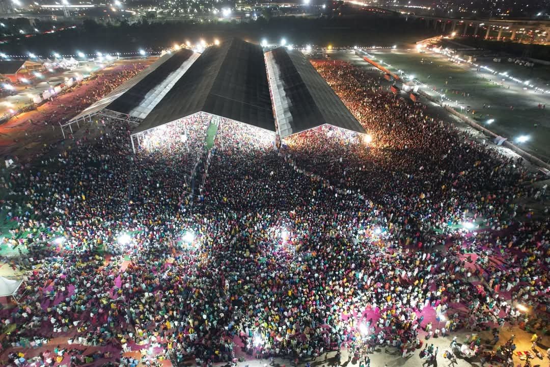 Massive Devotee Gathering at Ongoing Shri Shiv Mahapuran Katha in Delhi